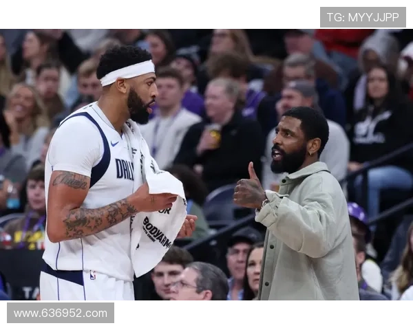 脚踝受伤戴维斯独自走回更衣室