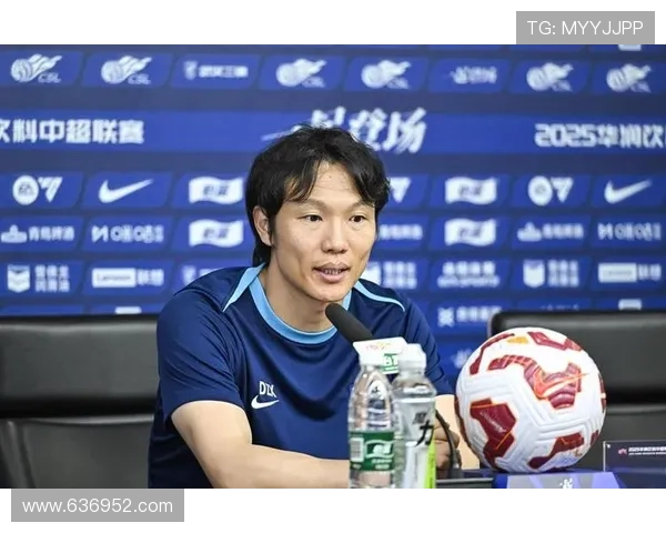 莫拉携家游东湖力挺邓卓翔鄂超 莫拉携家游东湖力挺邓卓翔鄂超